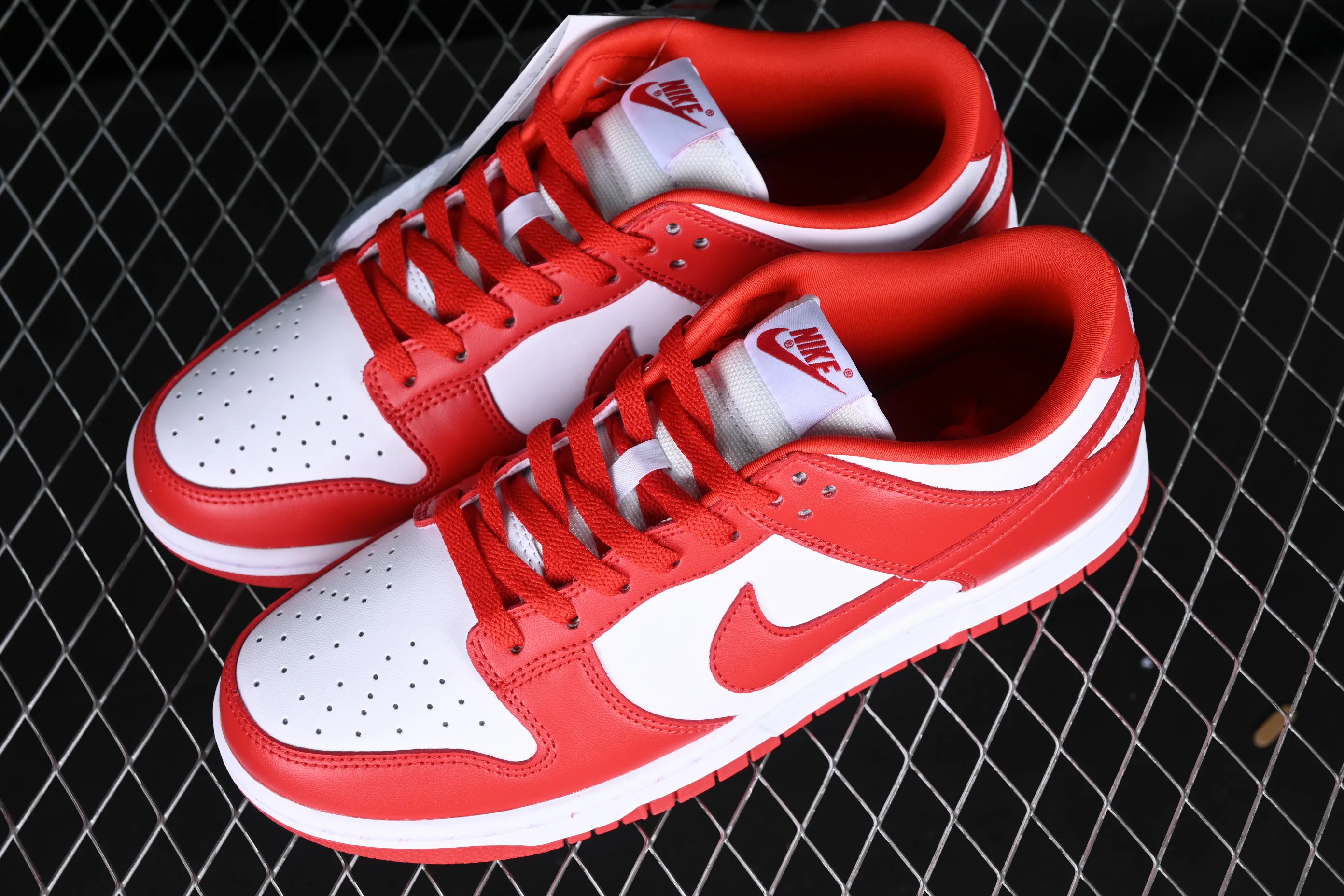 All Categories Nk SB Dunk Series Nk SB Dunk Low Low-top Sneakers Nk Dunk Low SB "University Red" White and Red Dunk Series First Layer Low-top Casual Sports Skateboard Shoes CU1727-100